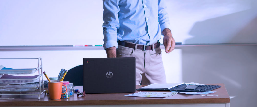 Profesor con portátil HP